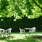 découvrez nos astuces indispensables pour prolonger la durabilité de votre mobilier de jardin en plastique et profiter d'un espace extérieur toujours élégant et confortable.