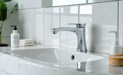 découvrez comment choisir le silicone parfait pour vos joints de salle de bain et assurez une étanchéité durable et une finition impeccable.
