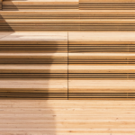 découvrez comment identifier et corriger les déformations ou soulèvements des lames de terrasse en bois pour préserver la beauté et la durabilité de votre extérieur.