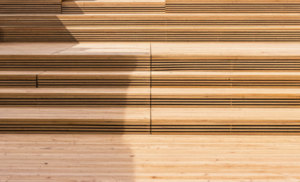 découvrez comment identifier et corriger les déformations ou soulèvements des lames de terrasse en bois pour préserver la beauté et la durabilité de votre extérieur.