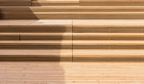 découvrez comment identifier et corriger les déformations ou soulèvements des lames de terrasse en bois pour préserver la beauté et la durabilité de votre extérieur.
