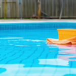 découvrez des astuces simples et efficaces pour retrouver une eau cristalline et clarifier votre piscine trouble ou laiteuse rapidement.