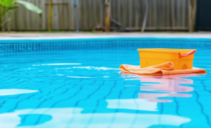 découvrez des astuces simples et efficaces pour retrouver une eau cristalline et clarifier votre piscine trouble ou laiteuse rapidement.