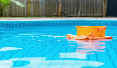 découvrez des astuces simples et efficaces pour retrouver une eau cristalline et clarifier votre piscine trouble ou laiteuse rapidement.
