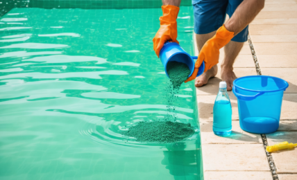 découvrez notre guide pratique pour traiter une eau de piscine verte ou trouble efficacement grâce au chlore choc. conseils étape par étape pour retrouver une eau claire et saine.