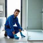 Garantir l'étanchéité sous un receveur de douche : méthodes essentielles et matériaux recommandés