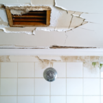 découvrez les causes inattendues de l’écaillage de la peinture au plafond de votre salle de bain et apprenez comment y remédier efficacement.